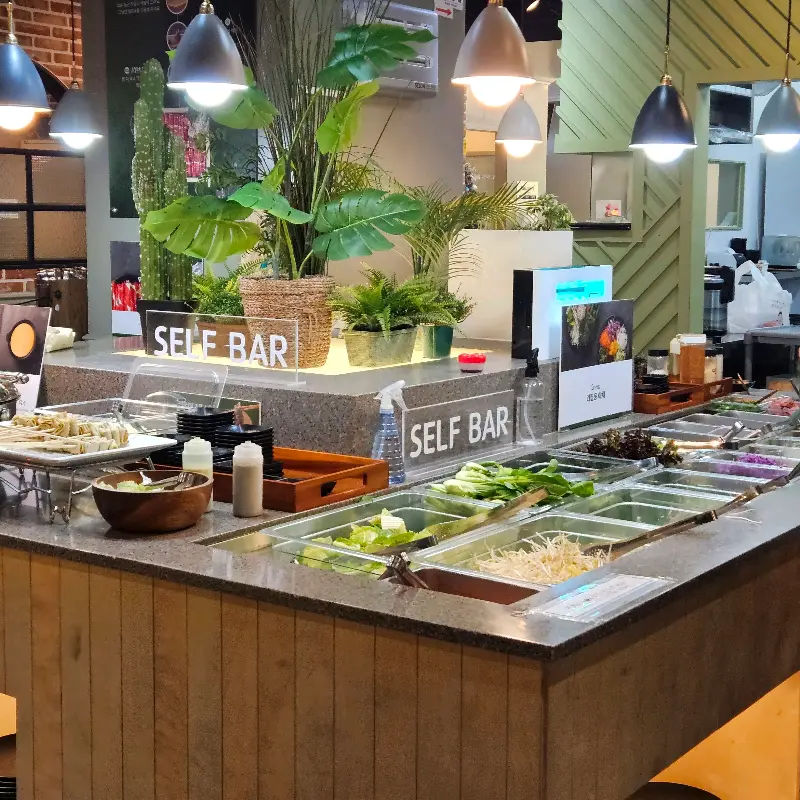 아이들을 위한 놀이방도 마련되어 있어, 가족 외식 장소로도 좋다.