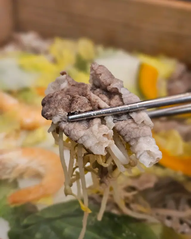 월남쌈 재료도 풍성하게 준비되어 있어, 더욱 다채로운 맛을 즐길 수 있다.