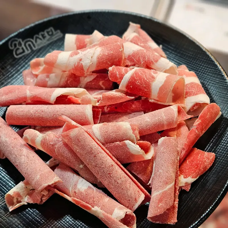 신선한 소고기. 얇게 썰어져 샤브샤브에 넣어 먹기 좋다.