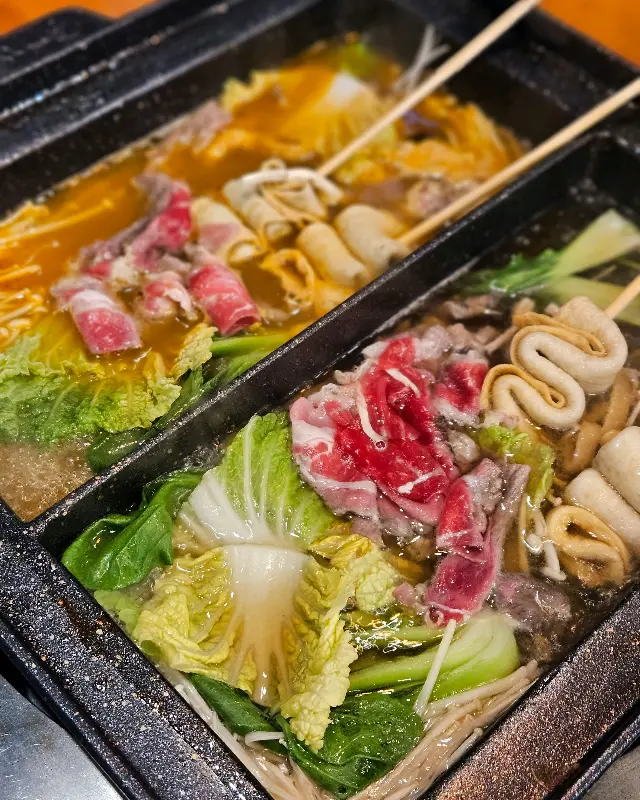 두 가지 육수를 동시에 즐길 수 있는 샤브샤브. 취향에 따라 맑은 육수와 매콤한 육수를 선택할 수 있다.