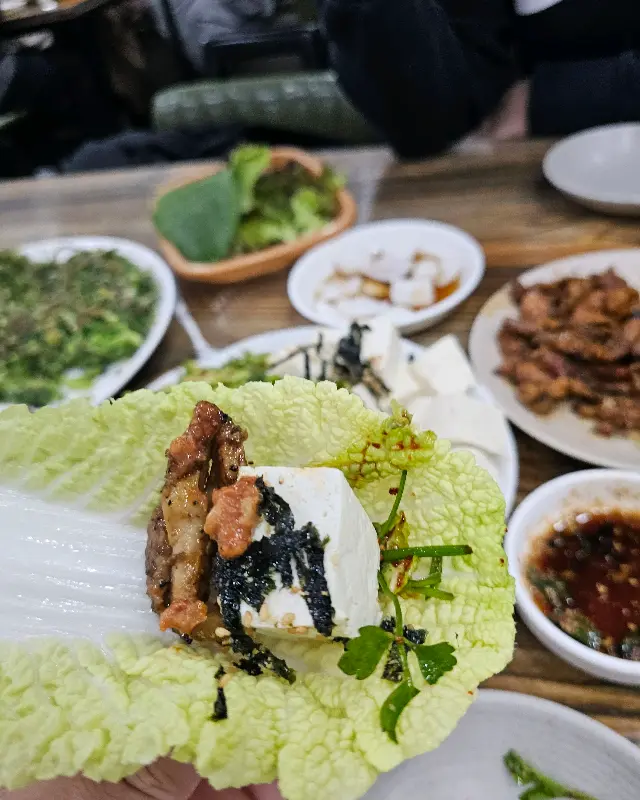 쌈 채소와 함께 나오는 숯불 돼지 불고기