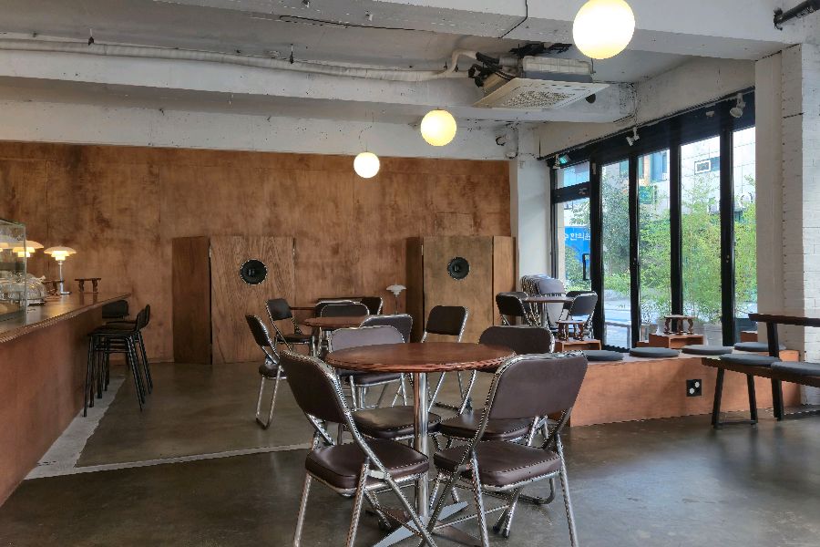 카페 내부의 넓고 편안한 테이블 좌석