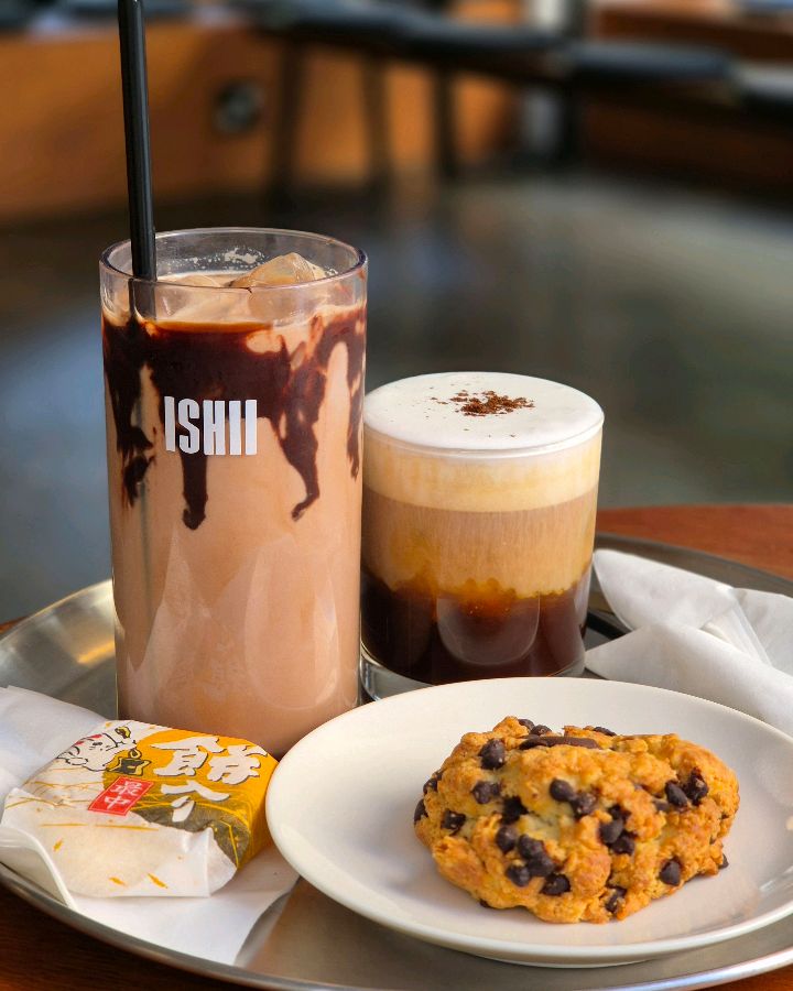 초콜릿 라떼와 초코칩 스콘