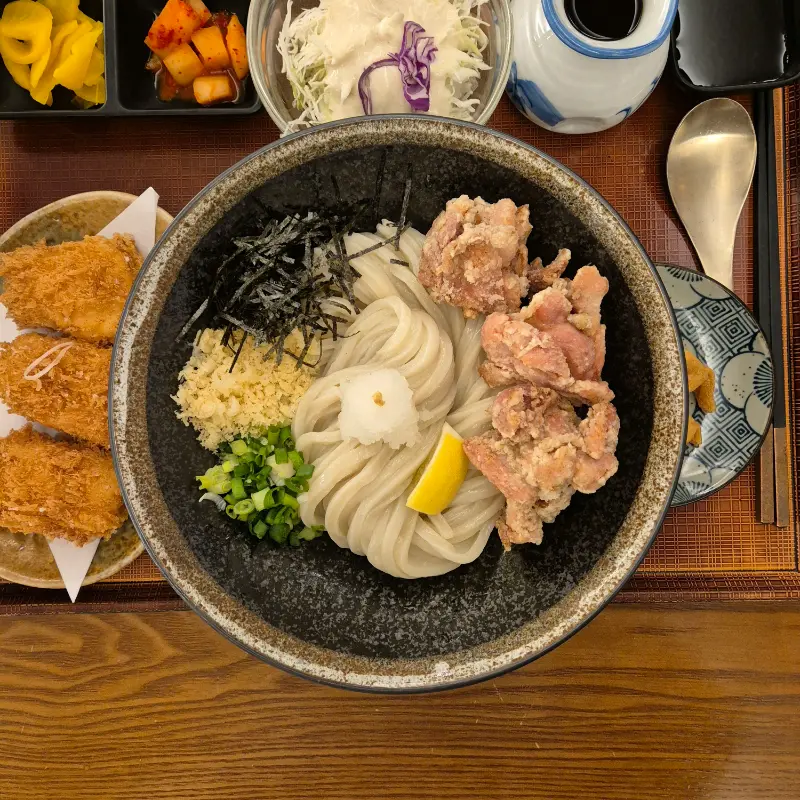 정갈하게 담긴 우동 한 그릇