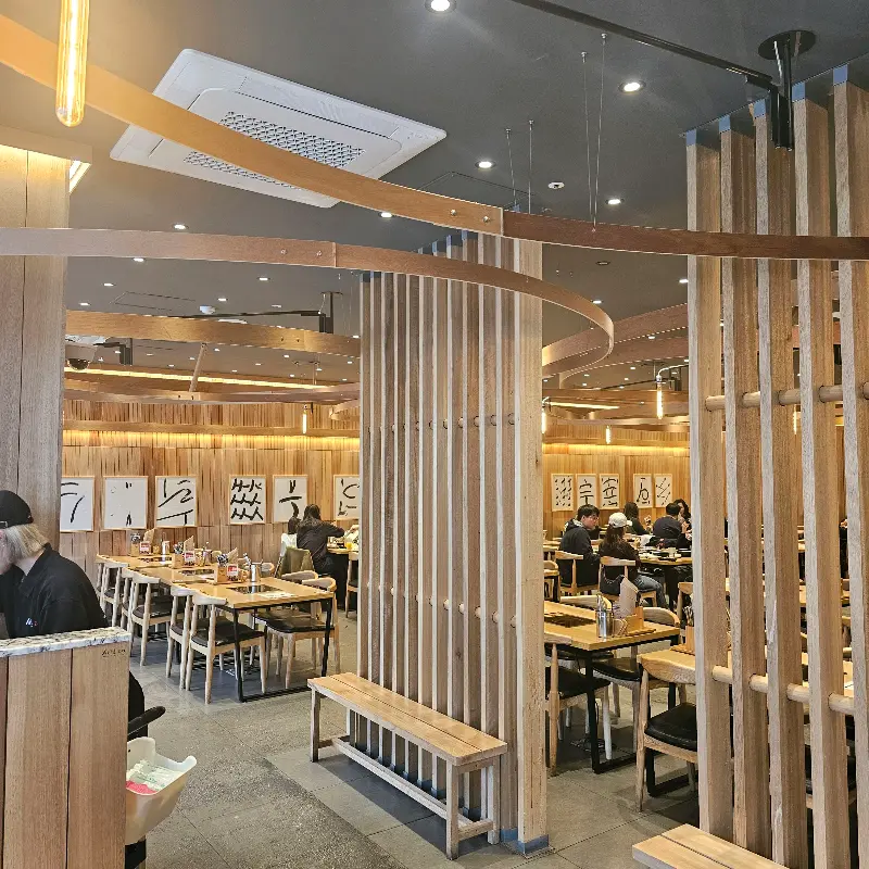 넓은 매장 내부