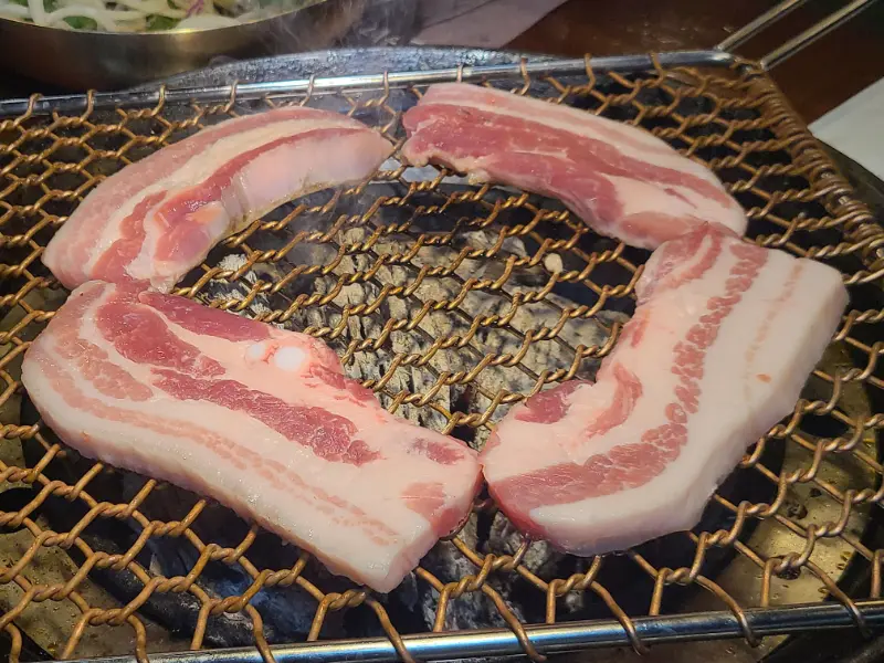 숯불 위에 올려진 삼겹살