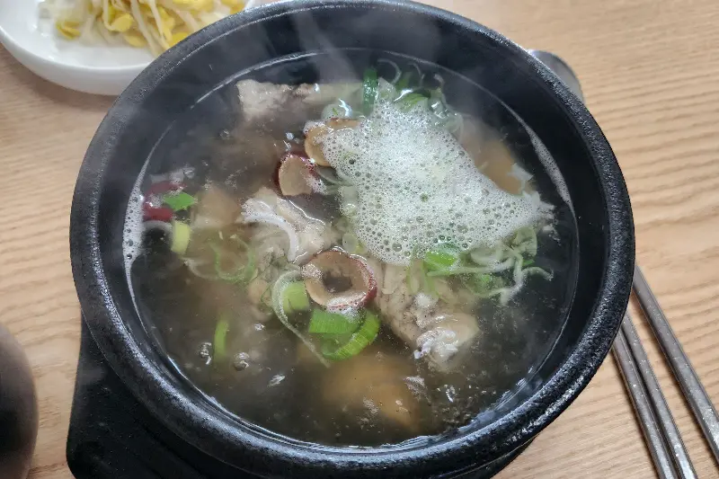 보글보글 끓는 선지해장국