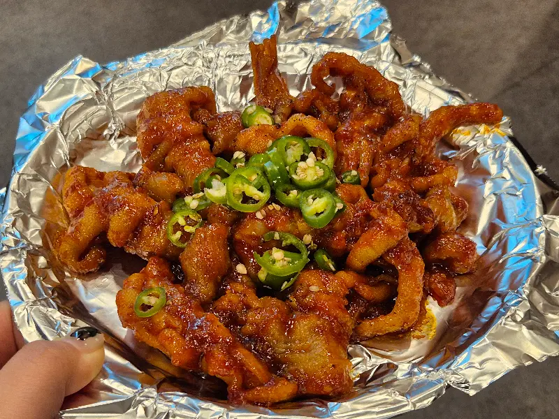 매콤한 양념이 인상적인 닭발