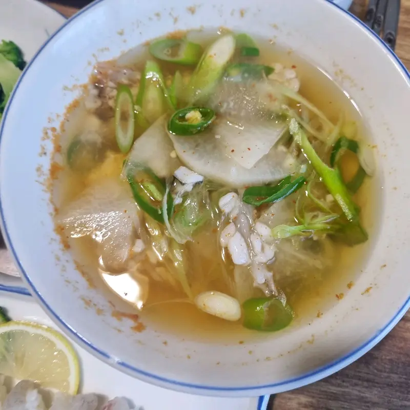 시원한 국물이 매력적인 맑은 탕