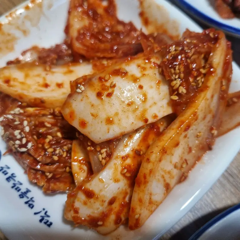 매콤한 양념이 잘 배인 김치