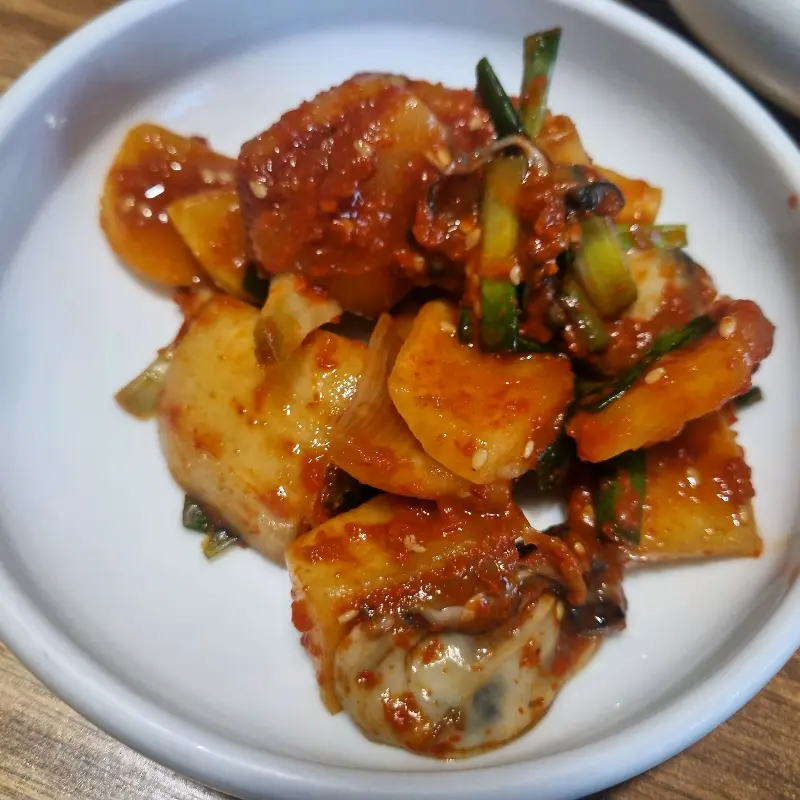 매콤달콤한 양념에 버무려진 꼬막