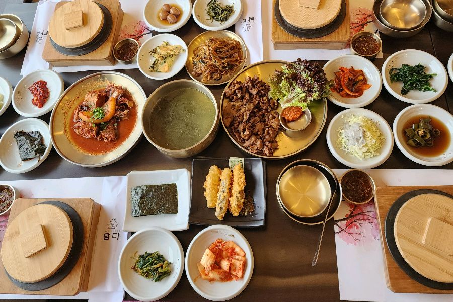 정갈하게 차려진 솥밥 정식 한상