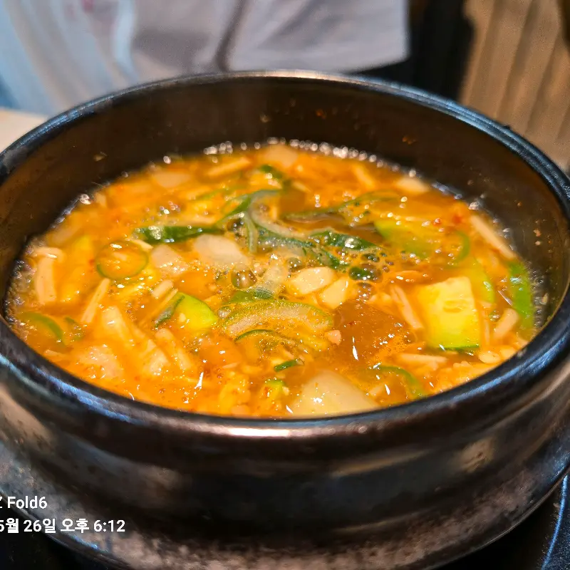 불판 위에서 맛있게 익어가는 갈비와 껍데기