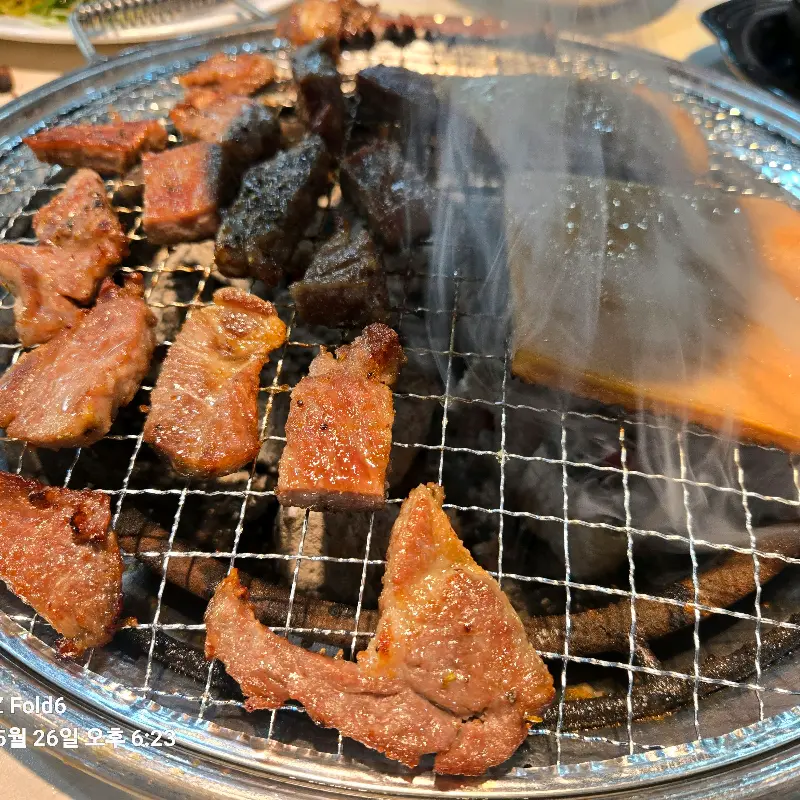 다 익은 돼지갈비의 윤기 넘치는 모습
