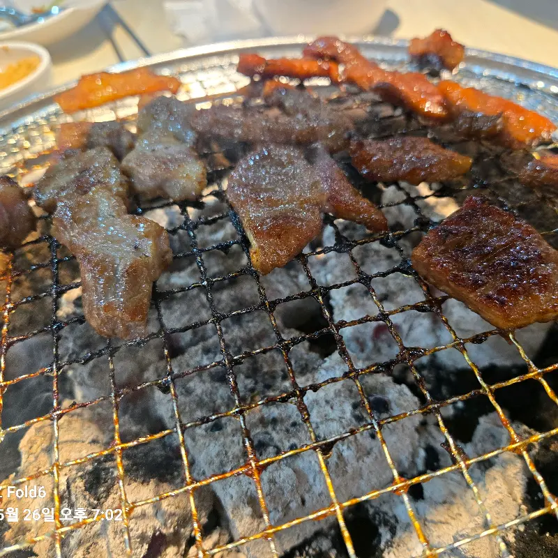 숯불 위에서 구워지는 페퍼스테이크