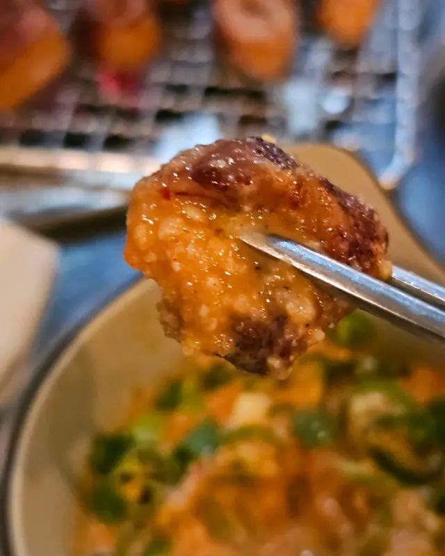 특제 소스에 찍어 올린 막창