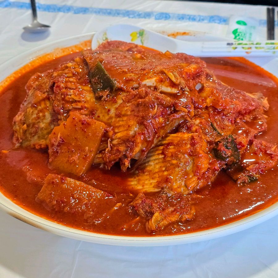 푸짐하게 담긴 가오리찜