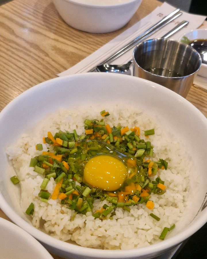 등촌샤브칼국수의 푸짐한 한 상 차림