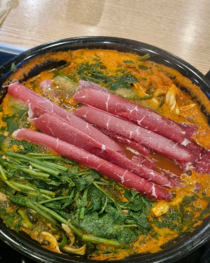 샤브샤브에 소고기를 넣어 익히는 모습