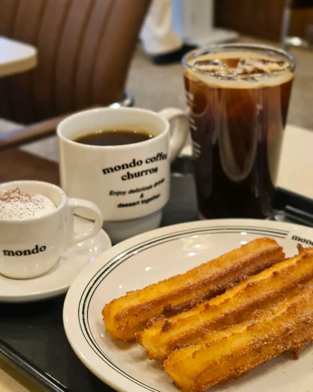 츄러스와 커피 한 상