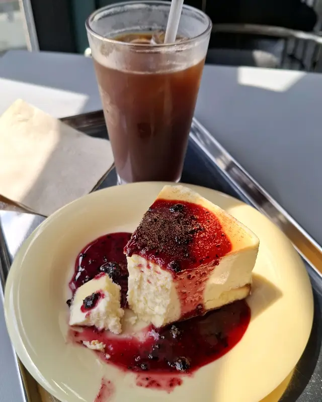 디저트와 함께 즐기는 아이스 아메리카노