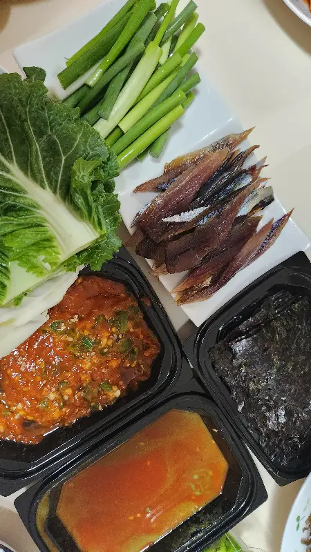 신선한 야채와 곁들여 먹는 과메기