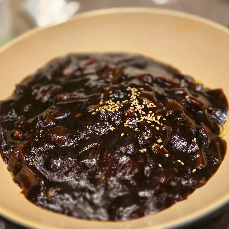 윤기가 흐르는 짜장면