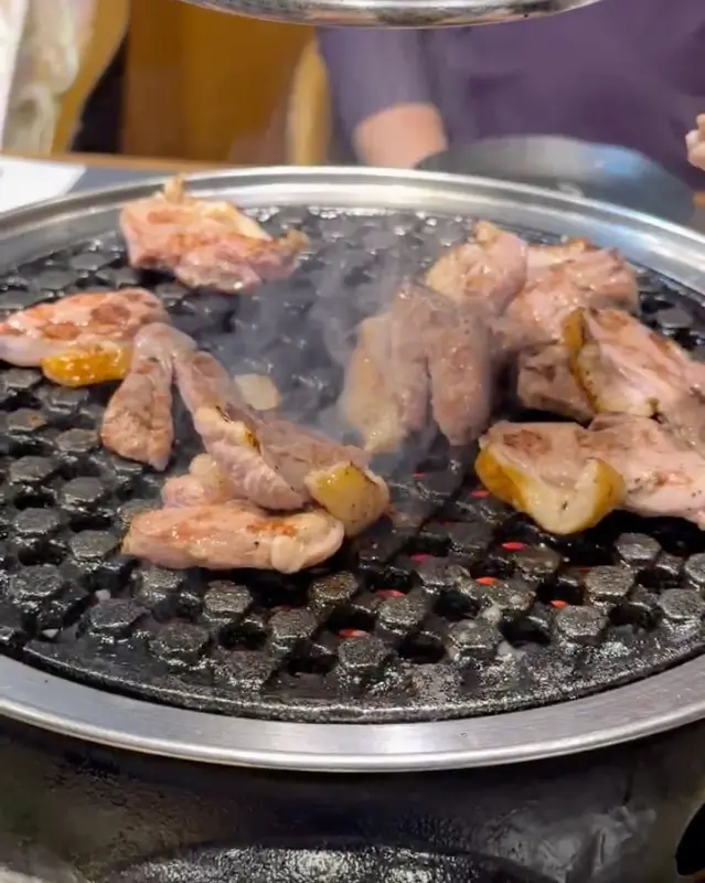 숯불 위에서 맛있게 구워지는 오리고기