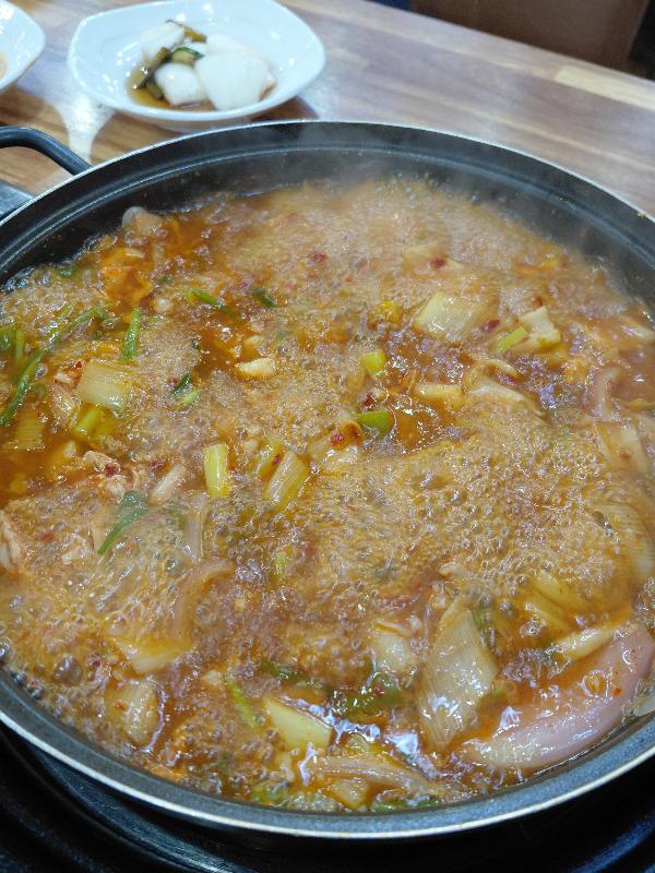푸짐한 건더기가 인상적인 돼지찌개