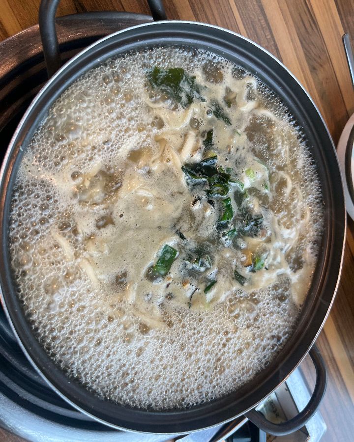 보글보글 끓고 있는 보말칼국수