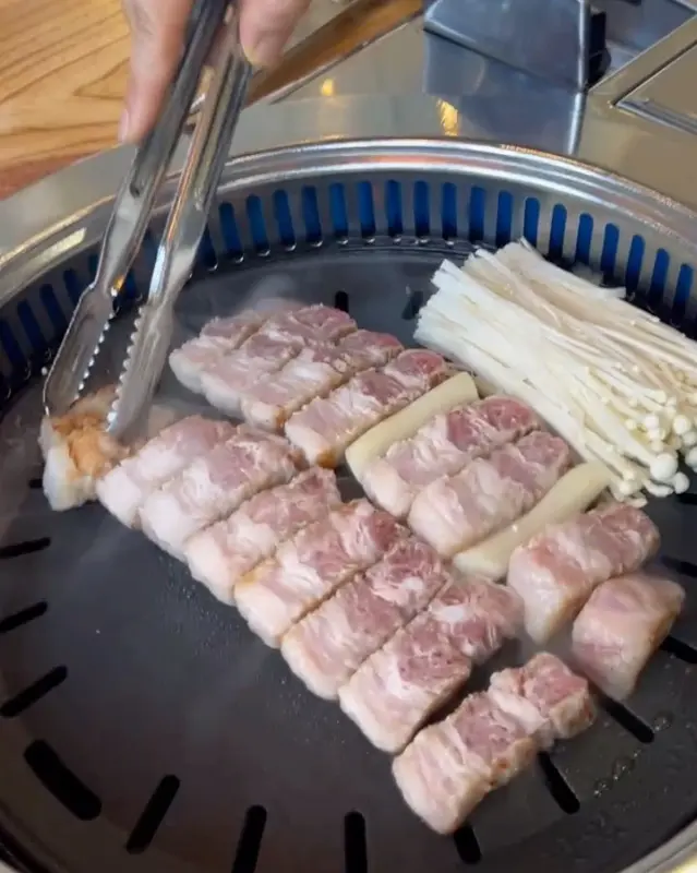 고기를 굽는 손길