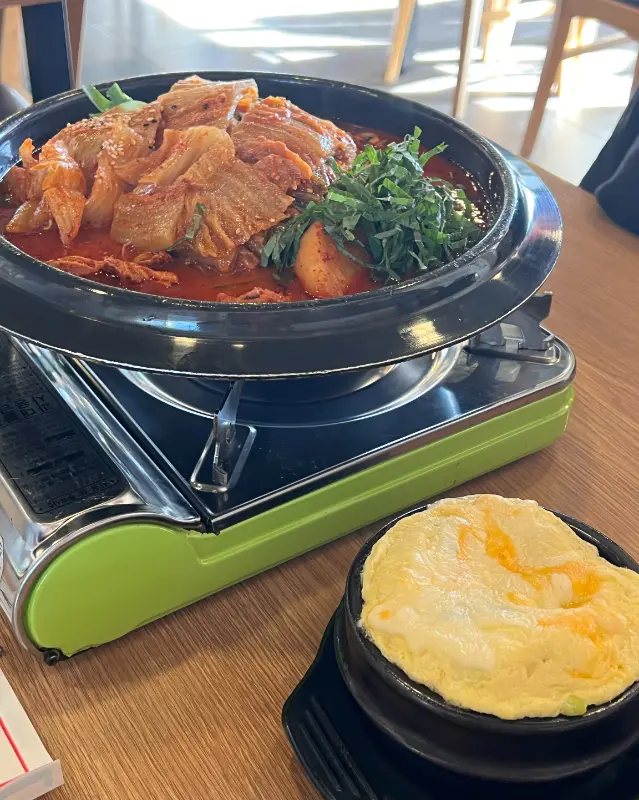 묵은지 등갈비 닭볶음탕과 계란찜의 환상적인 조합