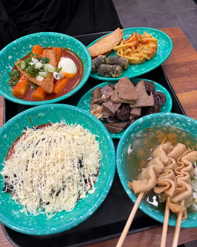 다양한 메뉴가 담긴 한상차림