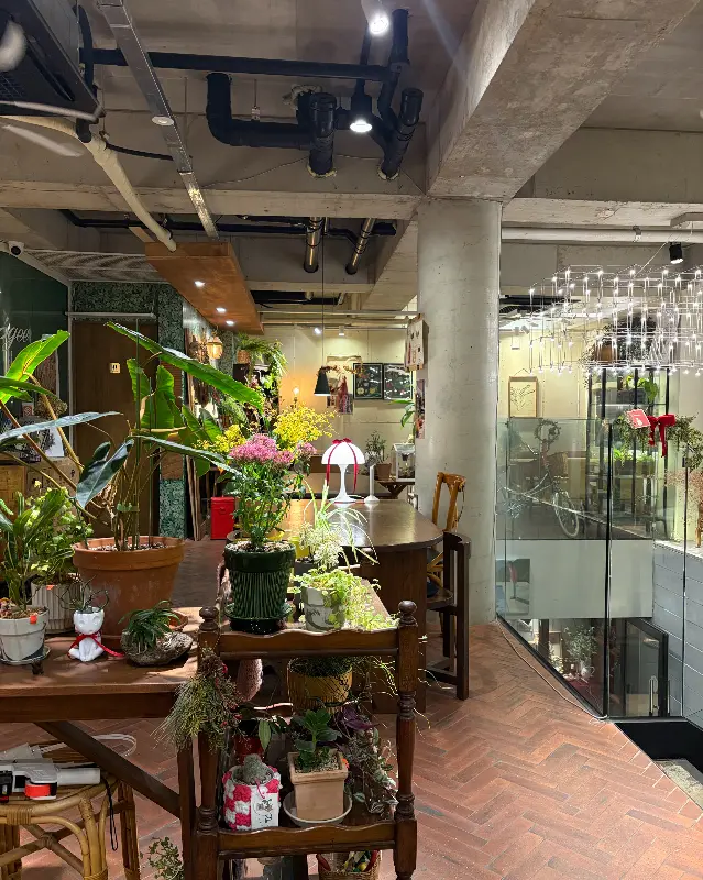 테이블 위의 디저트와 음료