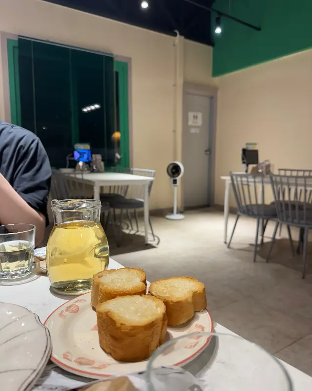 레스토랑 내부 테이블 사진