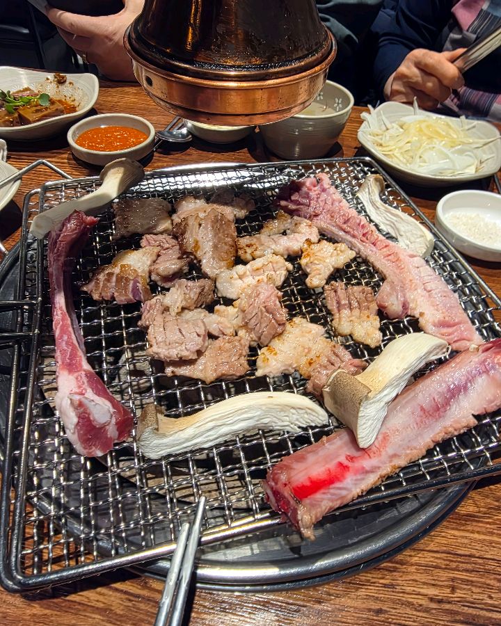 숯불 위에서 익어가는 갈비