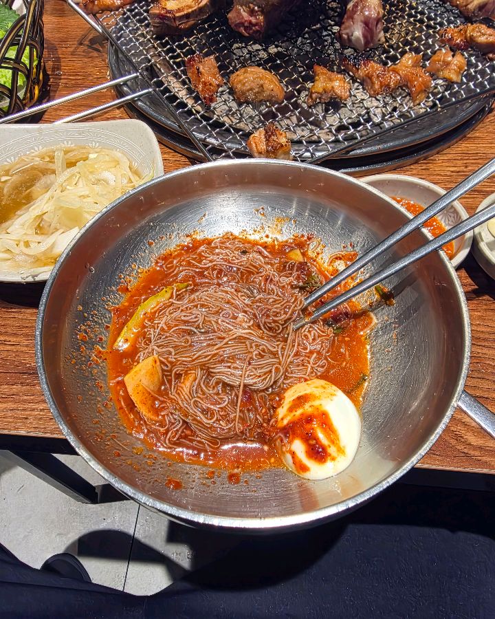 테이블 가득 차려진 갈비와 밑반찬