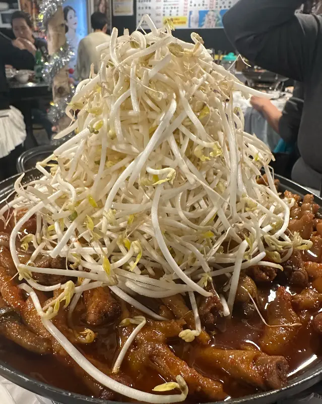 숙주가 듬뿍 올려진 닭발