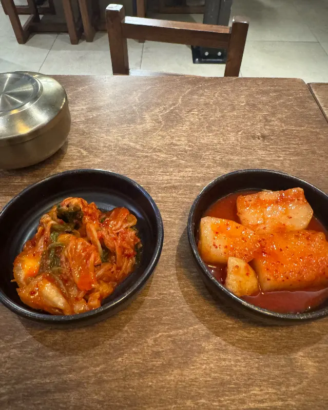 국밥과 함께 제공되는 깍두기와 김치