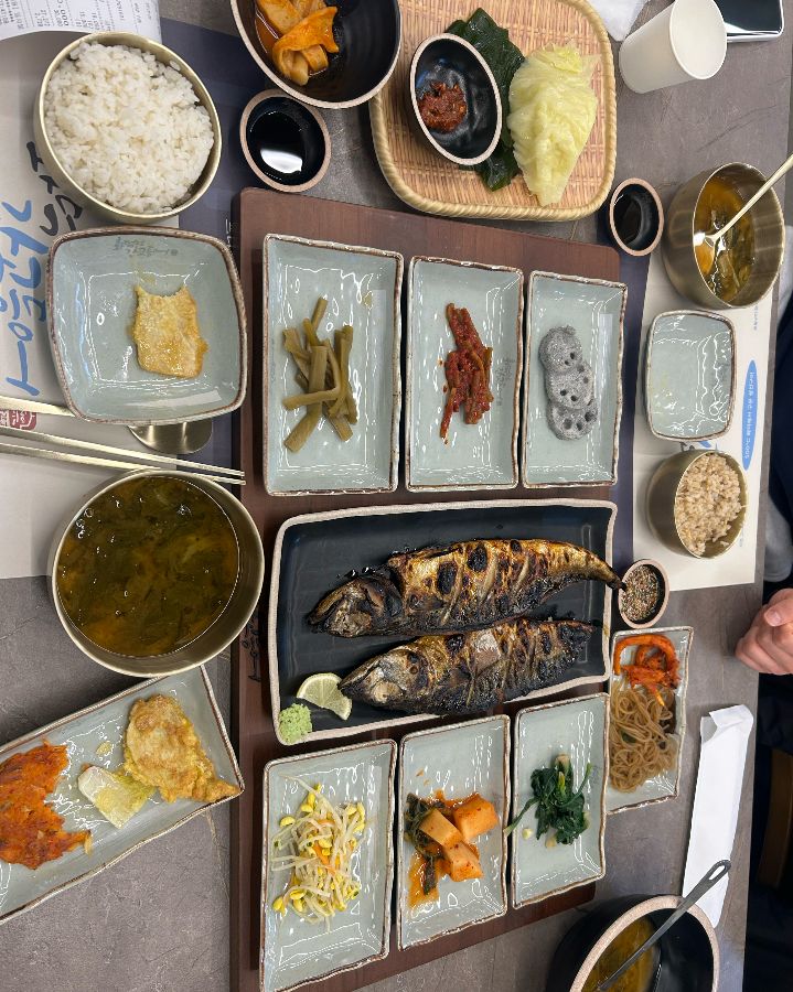 푸짐하게 차려진 고등어 정식 한 상 차림