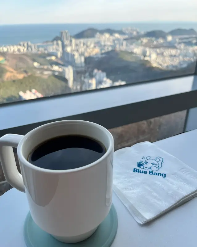 Blue Bang에서 즐기는 커피 한 잔
