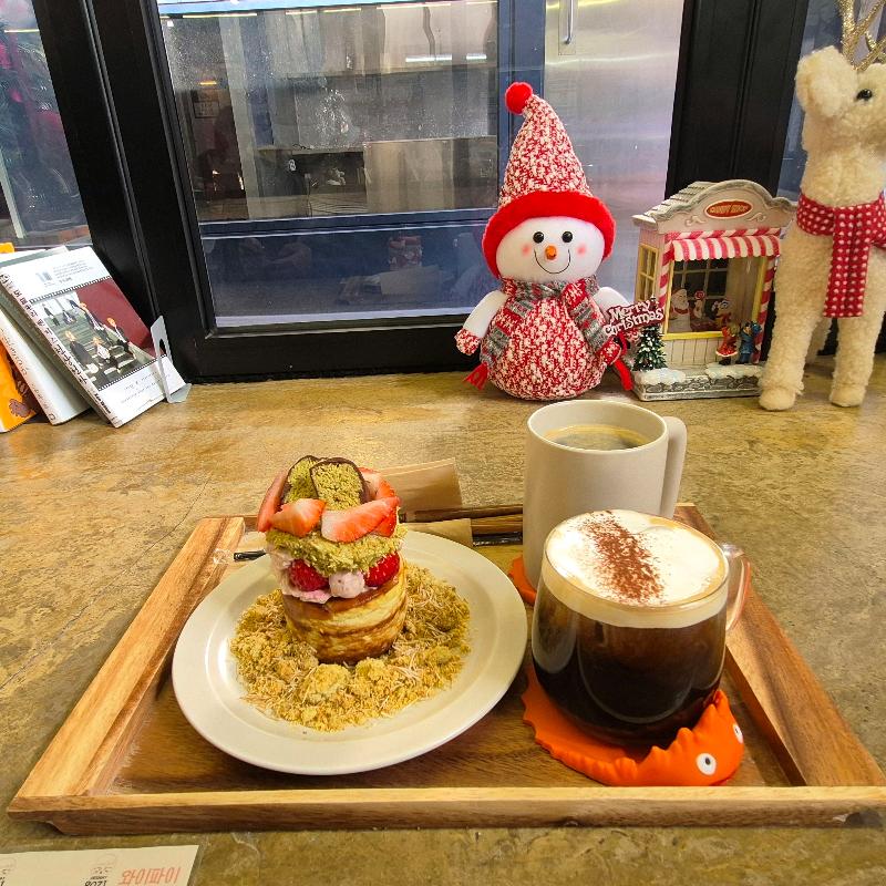 테이블 위에 놓인 디저트와 음료, 그리고 귀여운 소품들