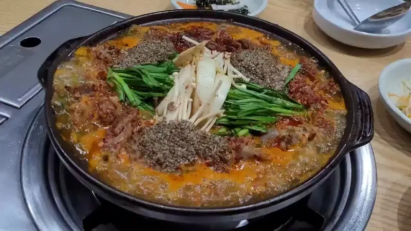 보글보글 끓고 있는 흑염소전골의 모습