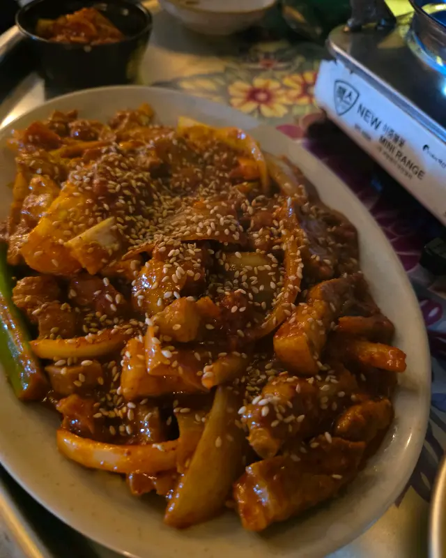 윤기가 흐르는 두루치기