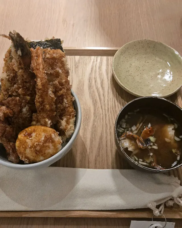 깔끔하게 비워낸 텐동 그릇