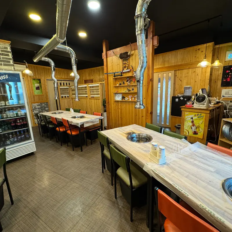 넓고 깔끔한 매장 내부