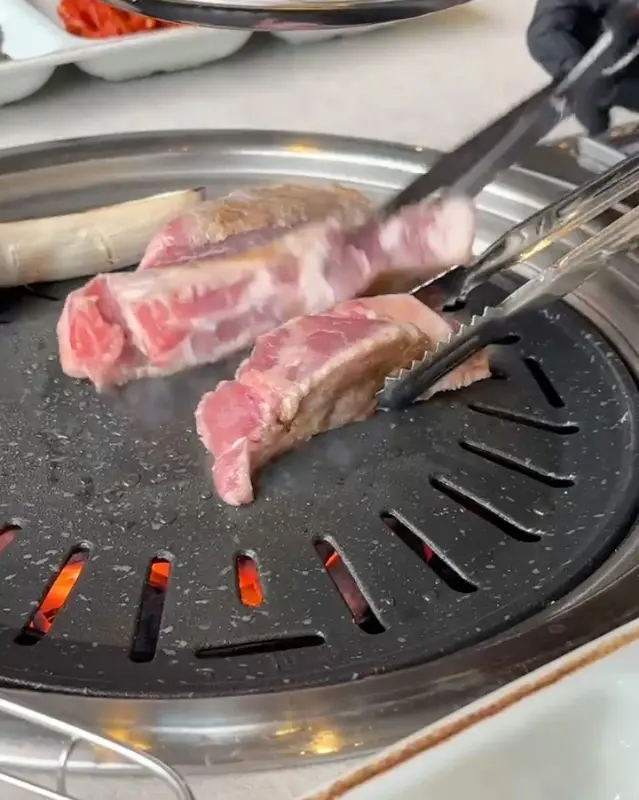 직원분이 직접 구워주는 꽃목살