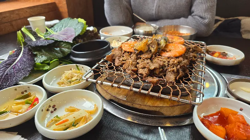 숯불 돼지불고기와 다양한 쌈 채소