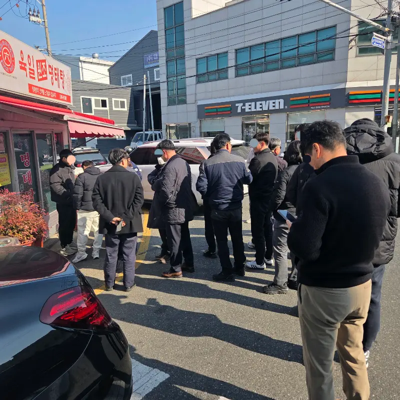 명태탕을 맛보기 위해 기다리는 사람들