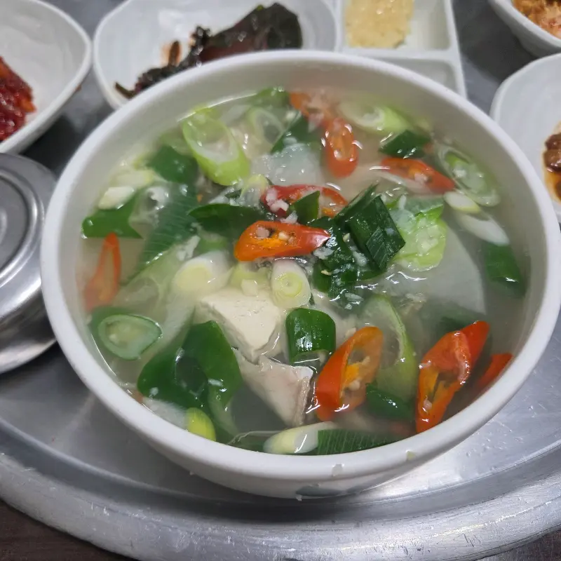 싱싱한 재료가 듬뿍 들어간 명태탕